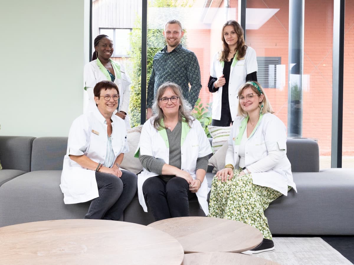 L’équipe de pharmaciens et d’assistants Pharmhelp en blouse